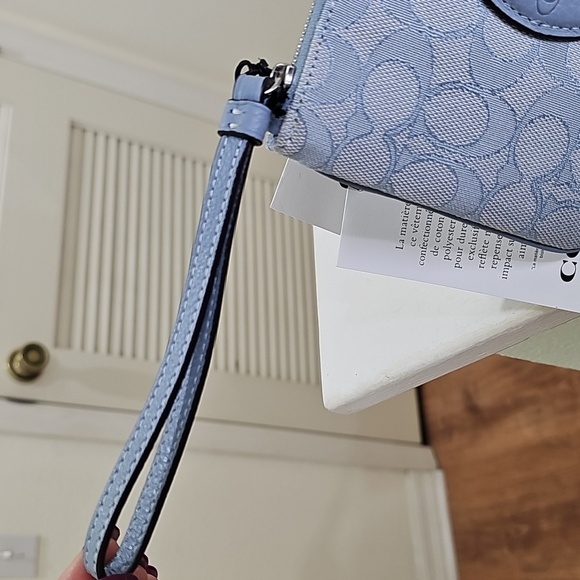 COACH Dempsey Corner Zip Wristlet  Signature Jacquard Stripe & Coach Patch NWT - Picture 4 of 12